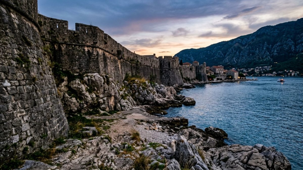 Na entrada do Adriático, três fortalezas projetadas por engenheiros venezianos guardaram durante quatro séculos uma cidade de raízes no século VIII a.C.: a ilha grega onde muralhas e edifícios neoclássicos preservam a antiga Corfu fortificada