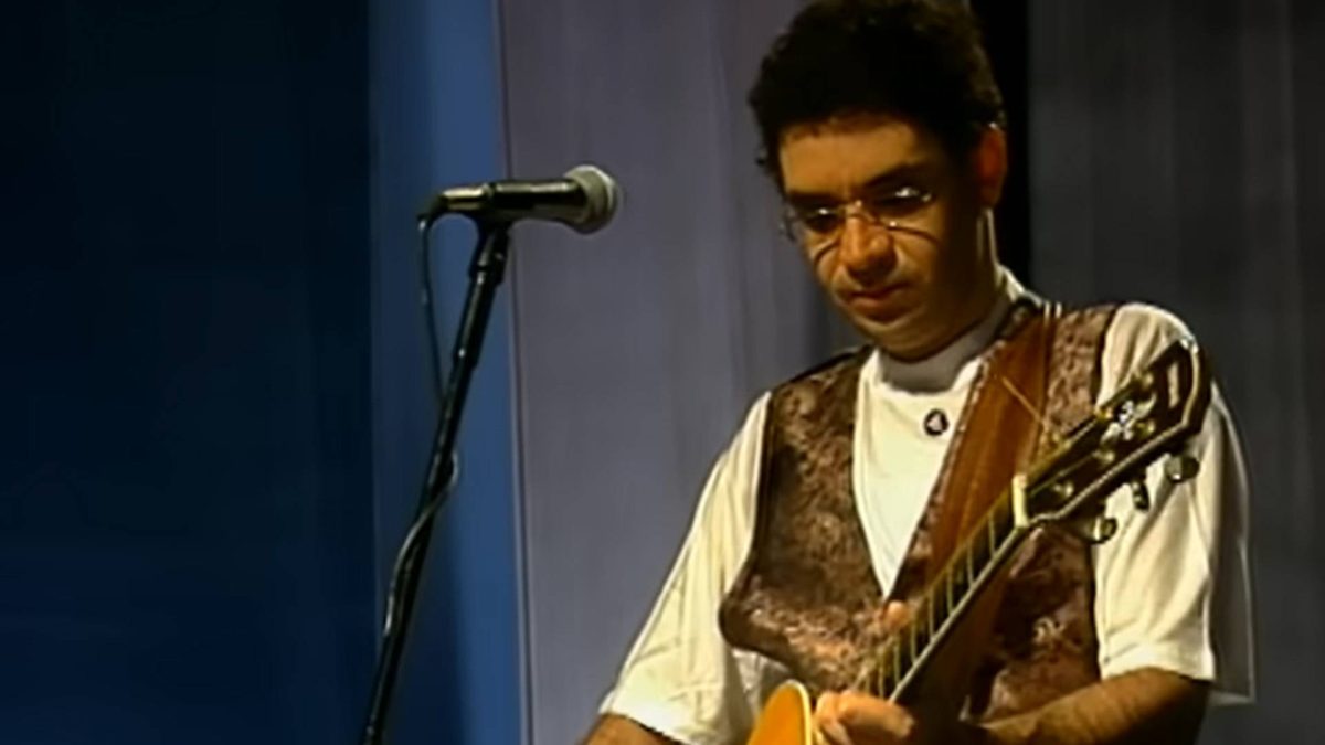 Nos 30 anos da morte de Renato Russo, novo livro relê a discografia da Legião Urbana pelo mapa astral do cantor