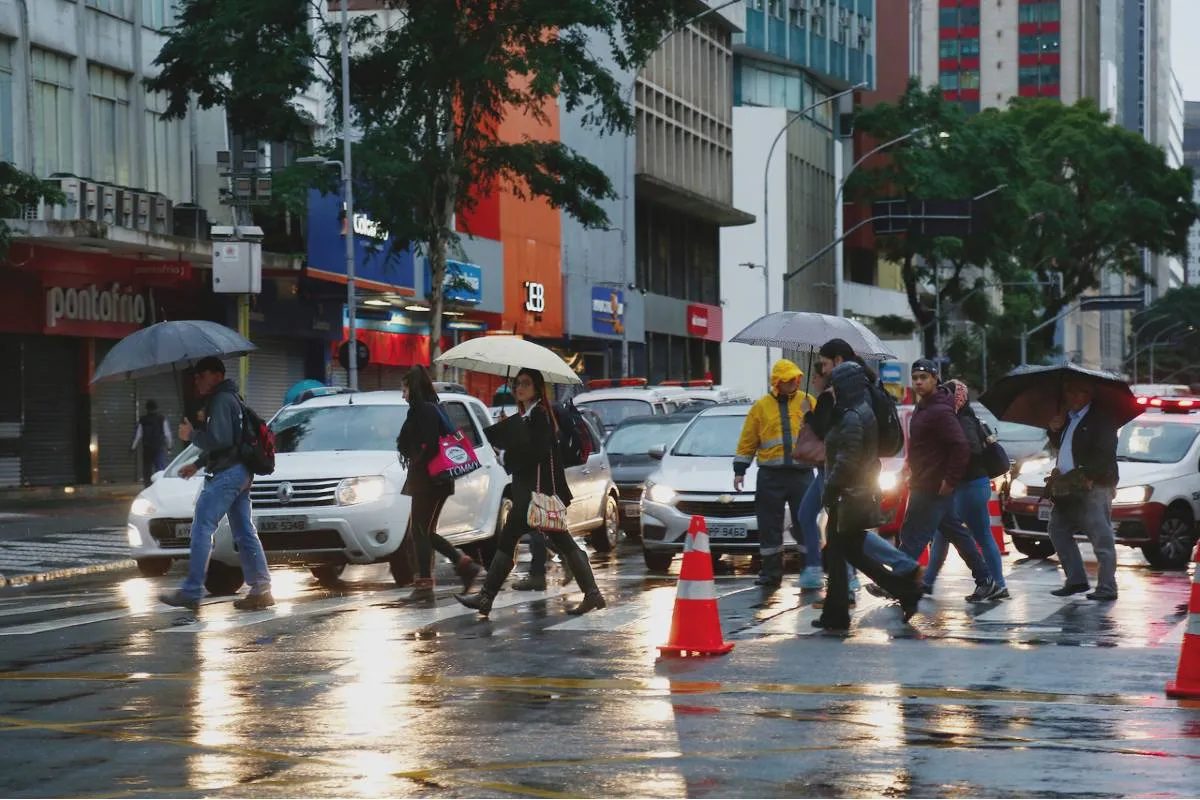 Novembro terá mais chuva e mudanças bruscas de temperatura no Paraná, prevê Simepar