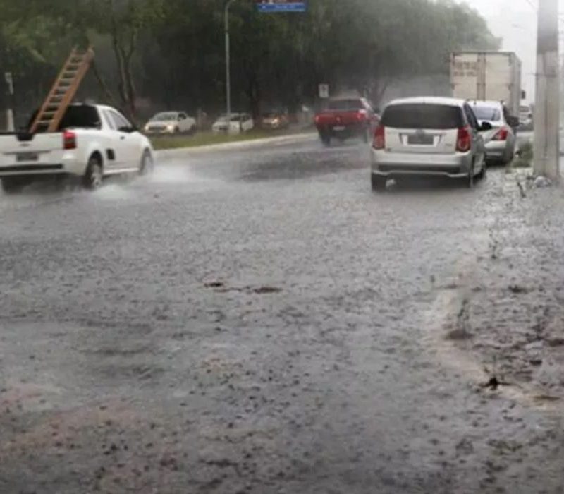 Frente fria e canal de umidade trazem chuvas para três regiões