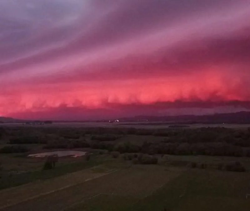 Fenômeno raro pinta o céu do Rio Grande do Sul de vermelho vivo
