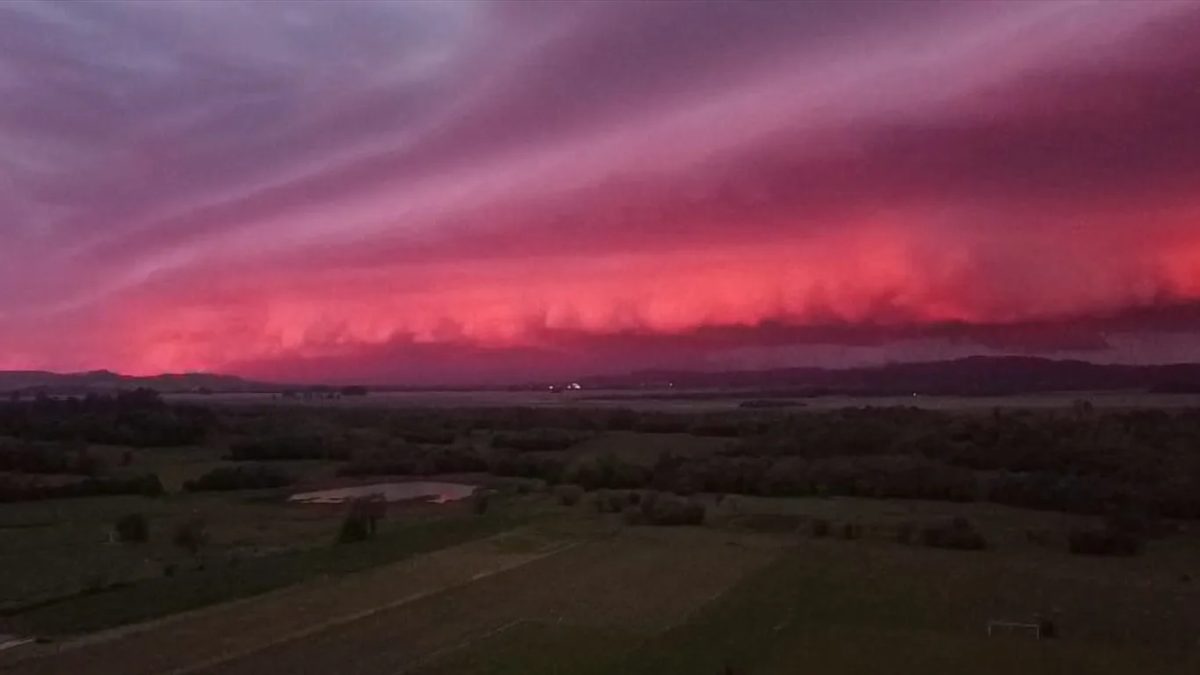 Nuvem de tempestade vermelha impressiona no Sul do Brasil