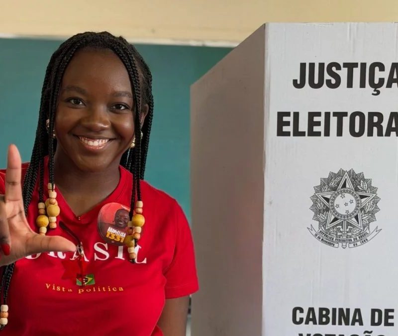Deputada do PT diz que vitória de Flávio Bolsonaro ameaça a democracia