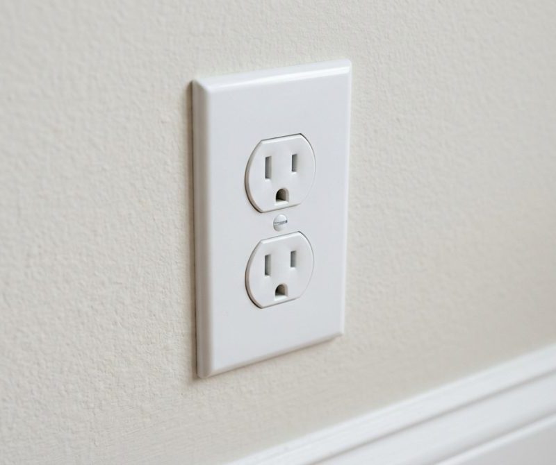 O hábito de deixar carregadores permanentemente conectados à tomada: o que especialistas explicam sobre consumo de energia, aquecimento e segurança
