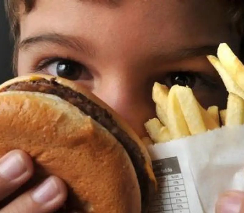 Oms lança primeiro guia contra obesidade infantil global