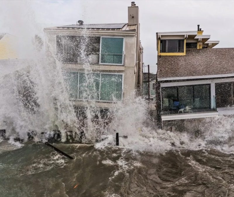 Tempestade Rachel provoca estragos e ondas gigantes na Califórnia