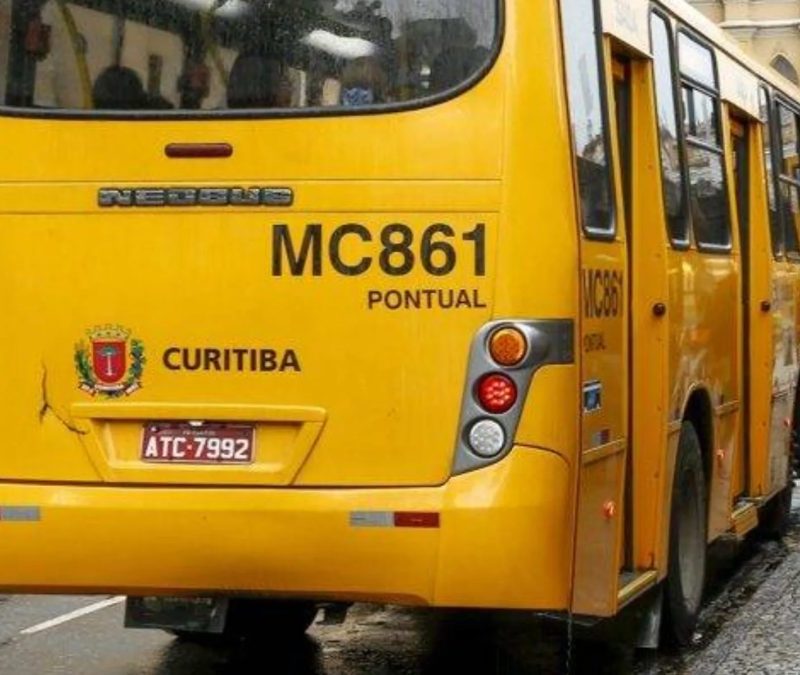 Ônibus desgovernado bate em fachada e fere motorista em Curitiba
