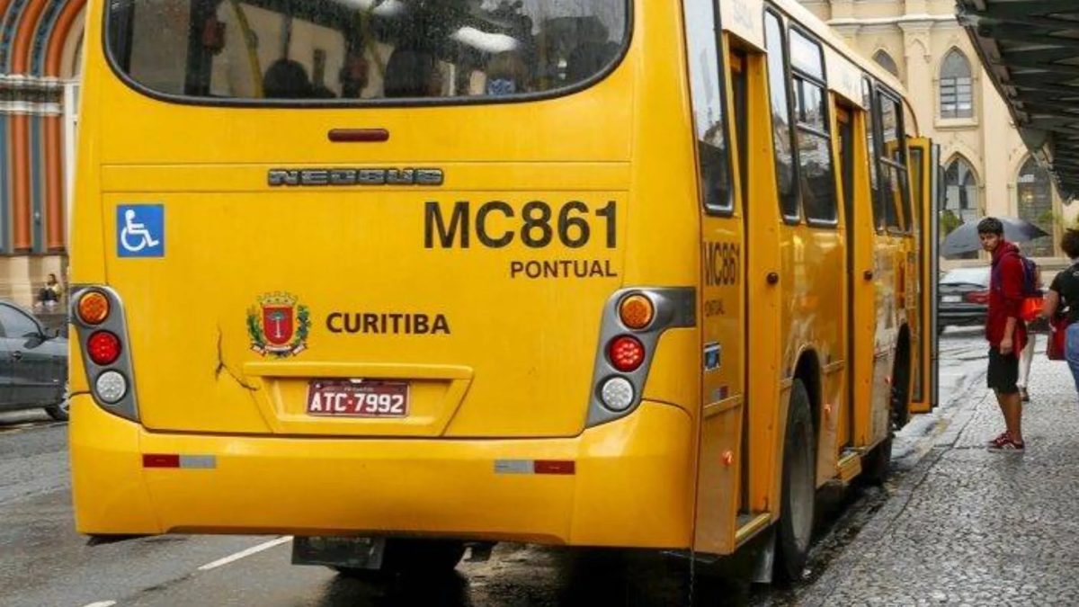 Ônibus bate contra fachada de imóvel e deixa motorista ferido em Curitiba