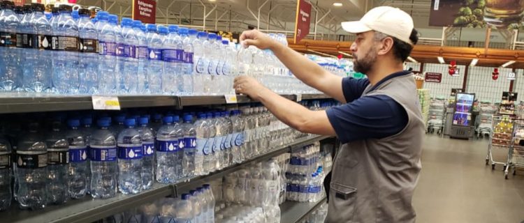 Operação verão testa bebidas e acha menos produto que o rótulo