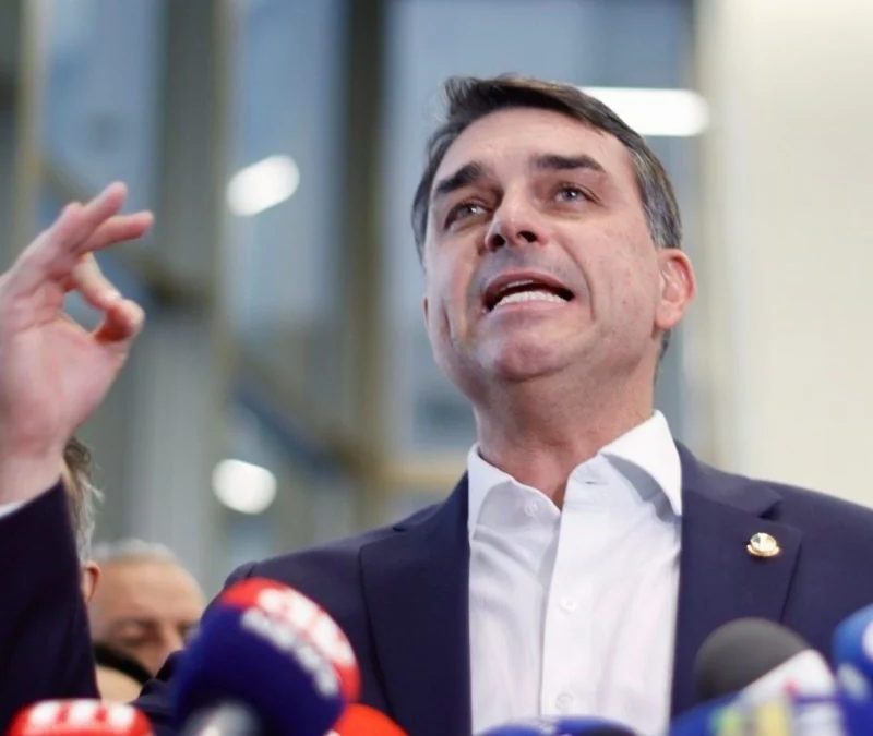 Oposição cobra explicações da Polícia Federal após intimação de passaporte de Flávio Bolsonaro