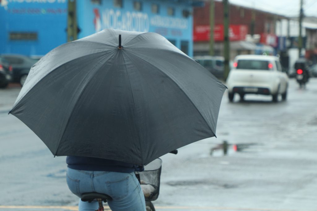 Outubro começa com alerta para mais chuva no Paraná; veja a previsão para o Litoral