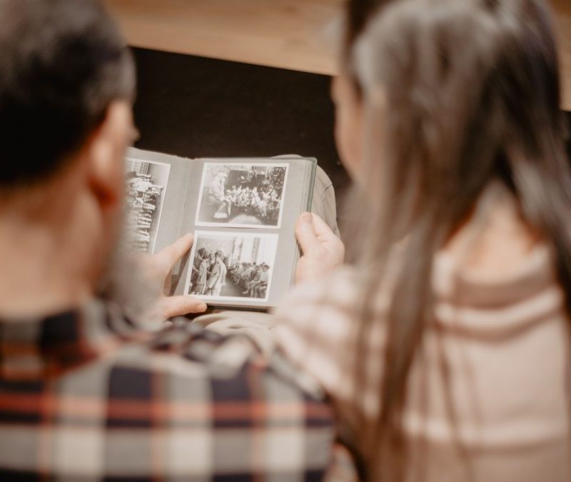 Pais usam inteligência artificial para fugir de preços altos de fotos escolares