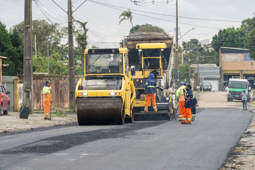 Paranaguá amplia obras de asfalto quente e infraestrutura urbana