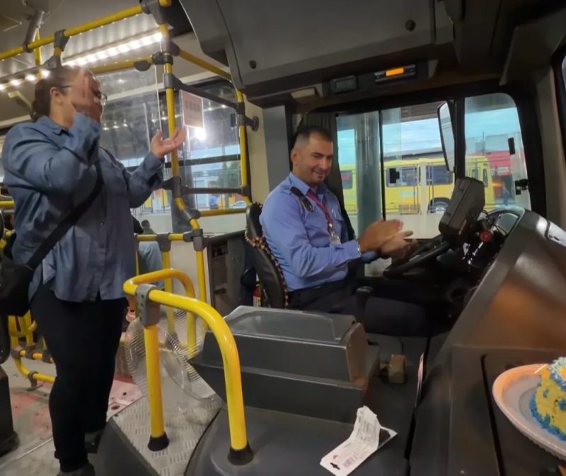 Passageiros fazem festa surpresa de aniversário para motorista de ônibus no PR