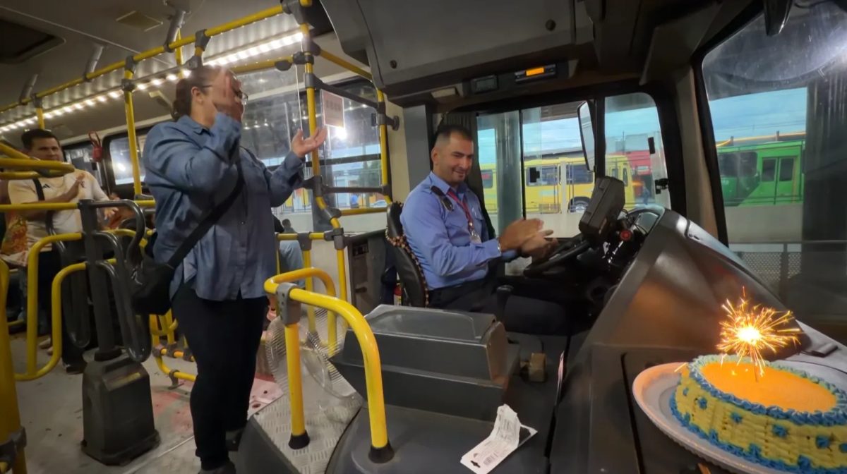 Passageiros fazem festa em ônibus para comemorar aniversário de motorista que os transporta todos os dias, no Paraná: 'Amigo nosso'