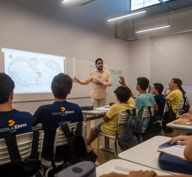Escola em Recife insere alunos do ensino médio em empresa júnior