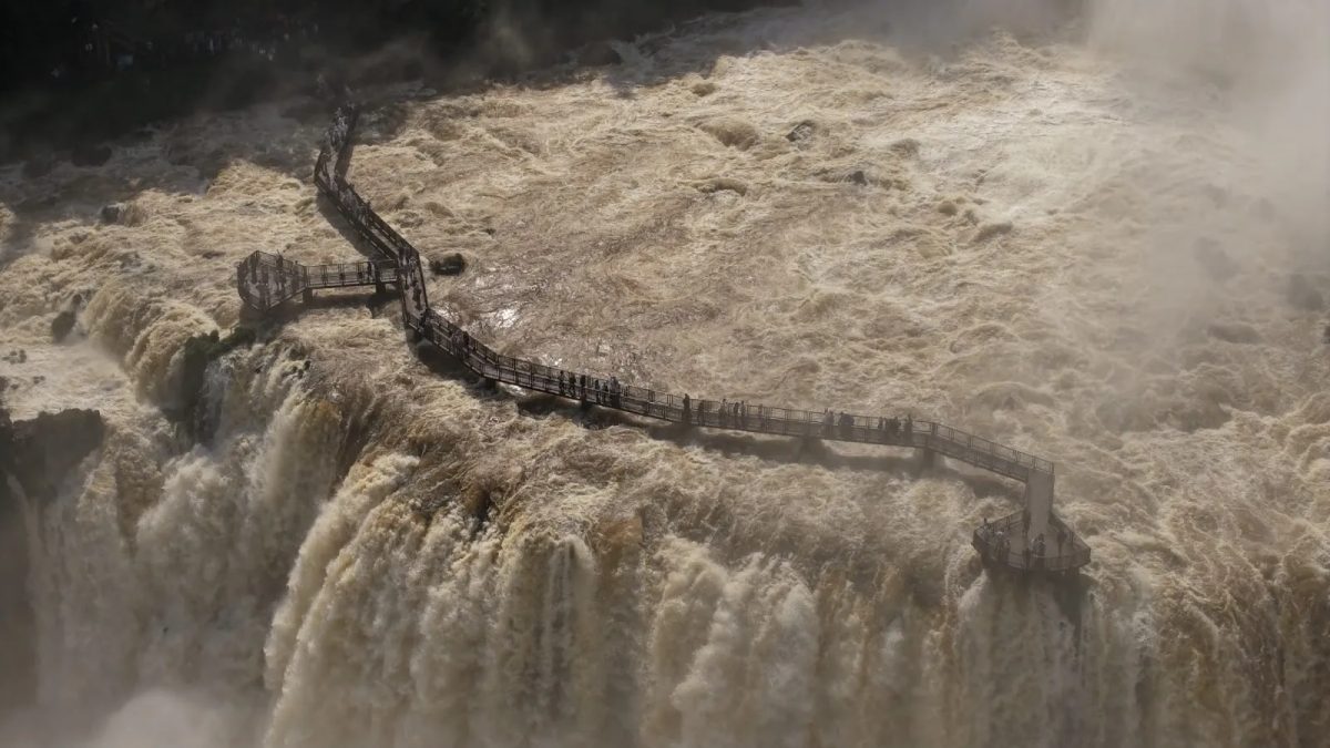 Passarela das Cataratas do Iguaçu é interditada após alta na vazão
