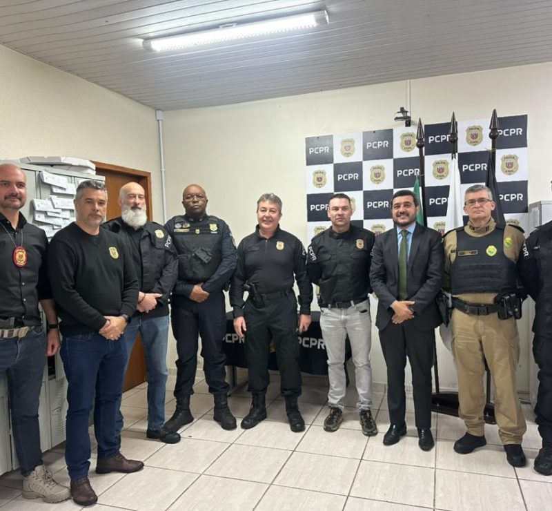 Policiais civis recebem medalhas por tempo de serviço em Ponta Grossa