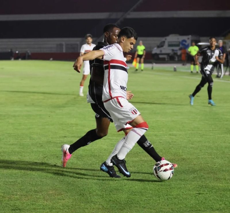 Lateral Pedrinho recupera espaço no Botafogo-SP e ganha elogios