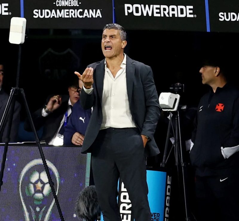 Pedro Emanuel exalta resiliência do Vasco após triunfo histórico em La Bombonera