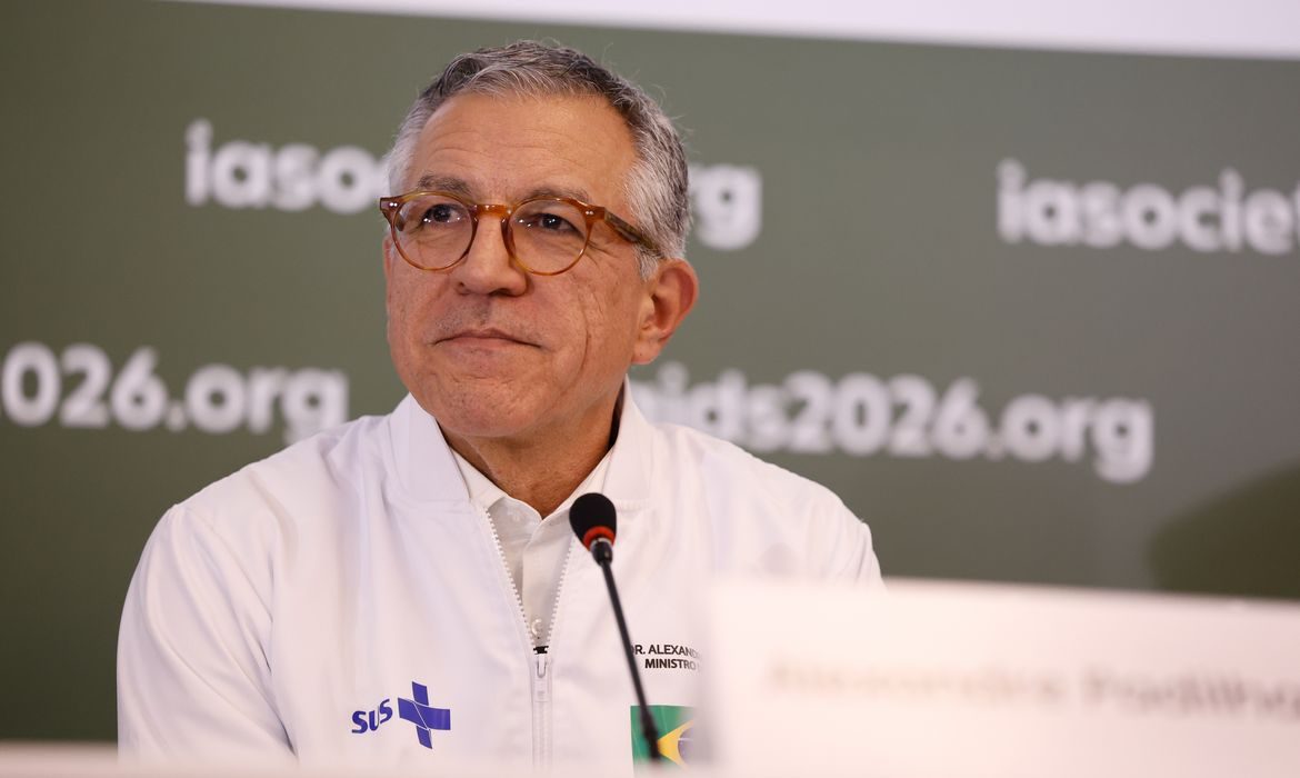 PF desmente Veja; Padilha aciona Justiça sobre fake news contra Lula