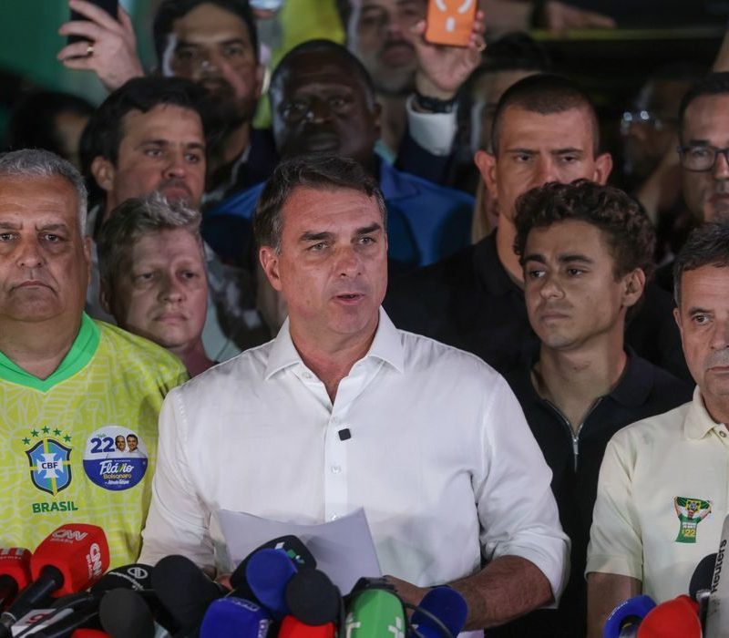 Polícia Federal investiga saída do senador Flávio Bolsonaro do país
