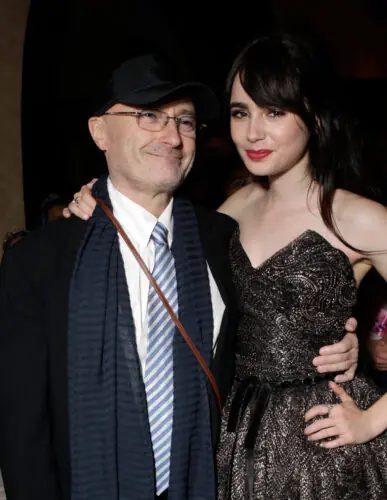Phil Collins detalha luta contra o alcoolismo e medo da filha Lily