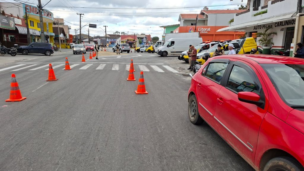 PM apreende veículos irregulares e fiscaliza ciclomotores nas ruas de Matinhos