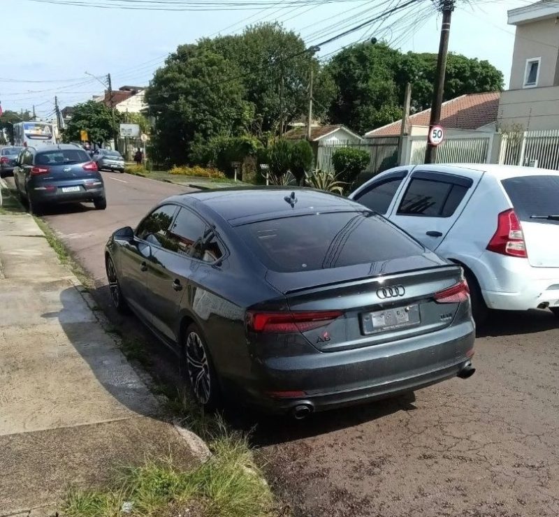 Audi de luxo com R$ 20 mil em dívidas é apreendido em Curitiba