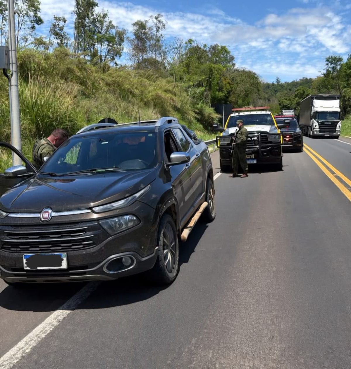 PMPR e PMESP prendem homem após fuga de abordagem em Siqueira Campos