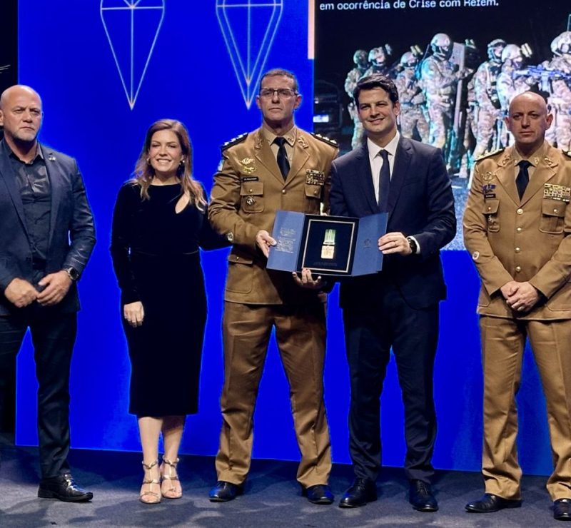 Polícia militar do paraná recebe comenda máxima de curitiba