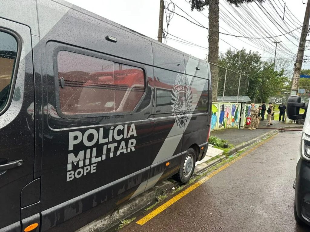 Polícia invadiu CMEI em Curitiba após sequestrador ameaçar atear fogo e agredir crianças, diz coronel