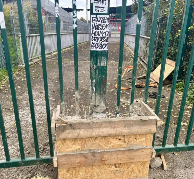 Torcedores concretam portão de estádio antes de jogo na Alemanha