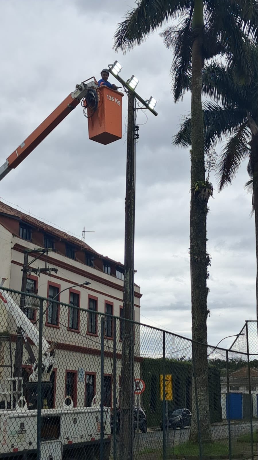Prefeitura de Antonina amplia iluminação em LED na quadra da Feira-Mar