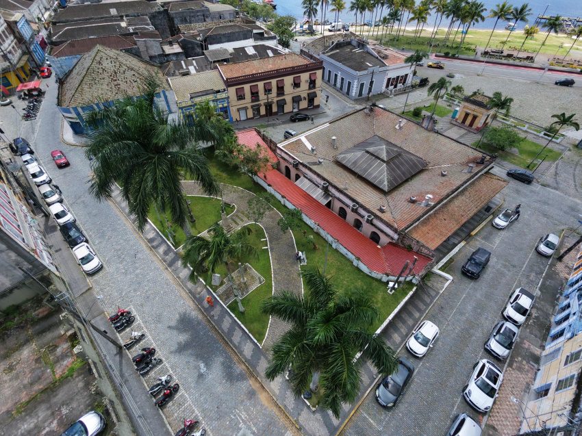 Prefeitura de Paranaguá conclui reforma do banheiro masculino do Mercado do Café e inicia próxima etapa