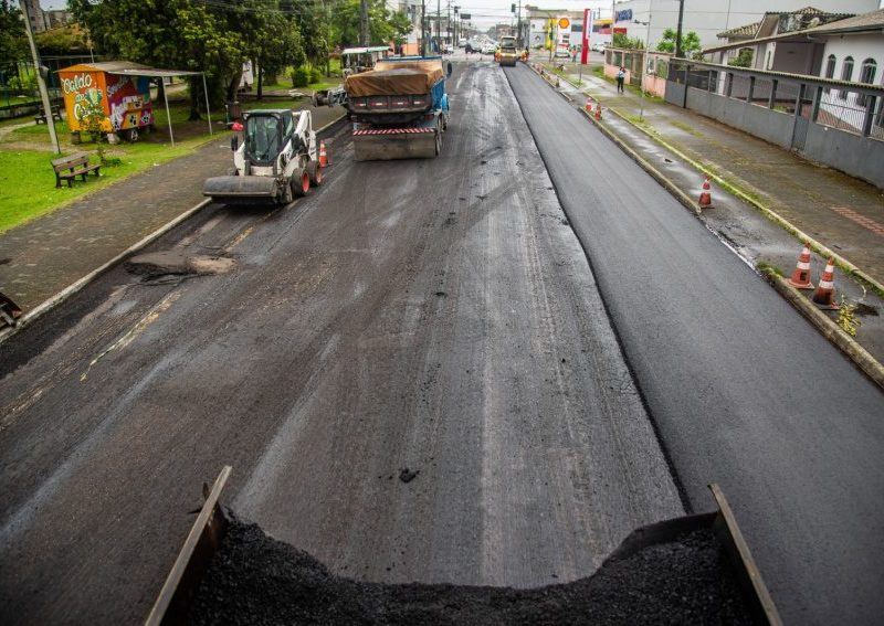 Prefeitura de Paranaguá inicia recapeamento asfáltico na Avenida Roque Vernalha