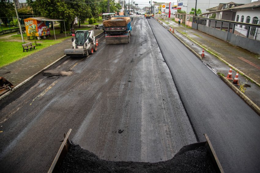 Prefeitura de Paranaguá inicia recapeamento com asfalto a quente na Avenida Roque Vernalha