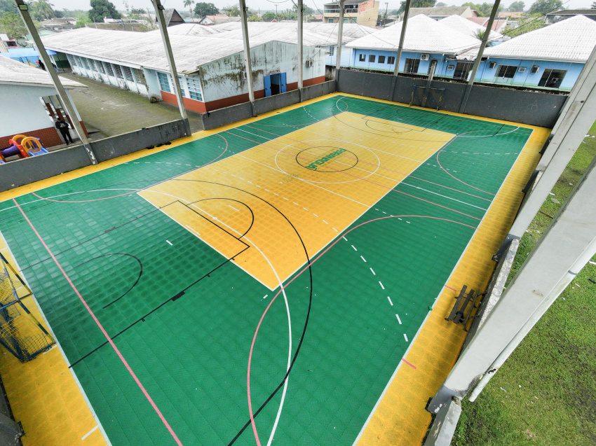 Paranaguá moderniza quadras escolares com piso modular esportivo