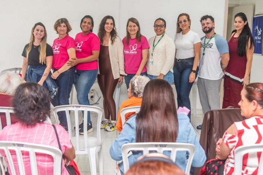 Prefeitura de Paranaguá promove atividade do Outubro Rosa com idosos sobre prevenção ao câncer de mama
