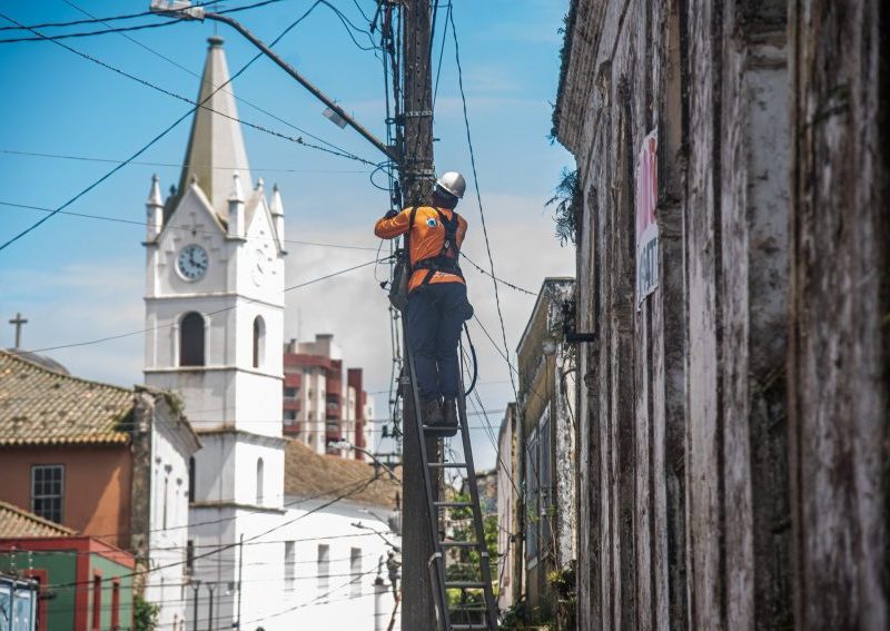 Paranaguá retira uma tonelada de fios irregulares no Centro Histórico