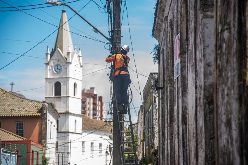 Prefeitura e Copel retiram cerca de uma tonelada de fiação irregular no Centro Histórico
