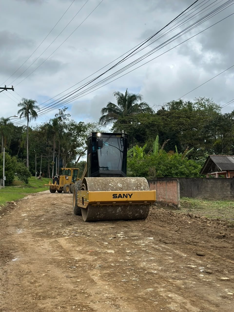 PREFEITURA NAS RUAS: SECRETARIA DE OBRAS REALIZA PATROLAMENTO NO BAIRRO DO SAIVÁ