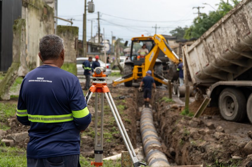 Prefeitura realiza obra de drenagem no final da Avenida Gabriel de Lara após décadas sem manutenção