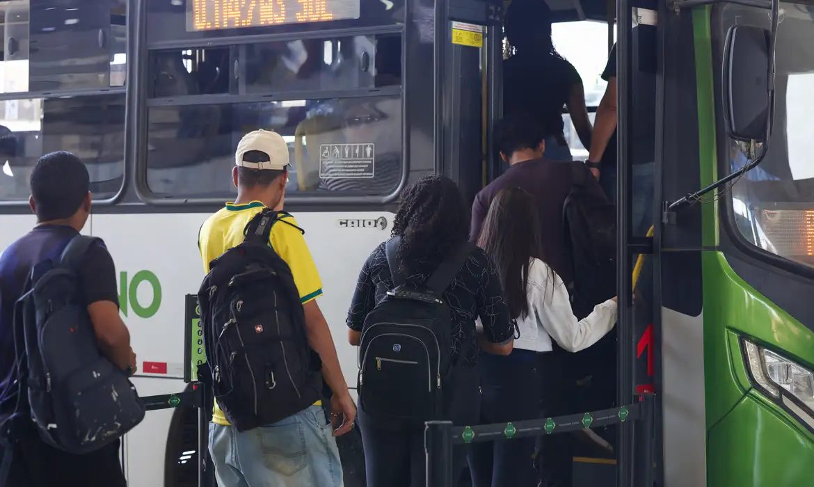 Prefeituras e estados devem garantir transporte gratuito no 2° turno