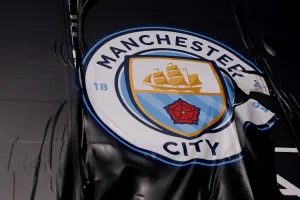 Premiê do Reino Unido enfrenta pressão política por laços com o Manchester City