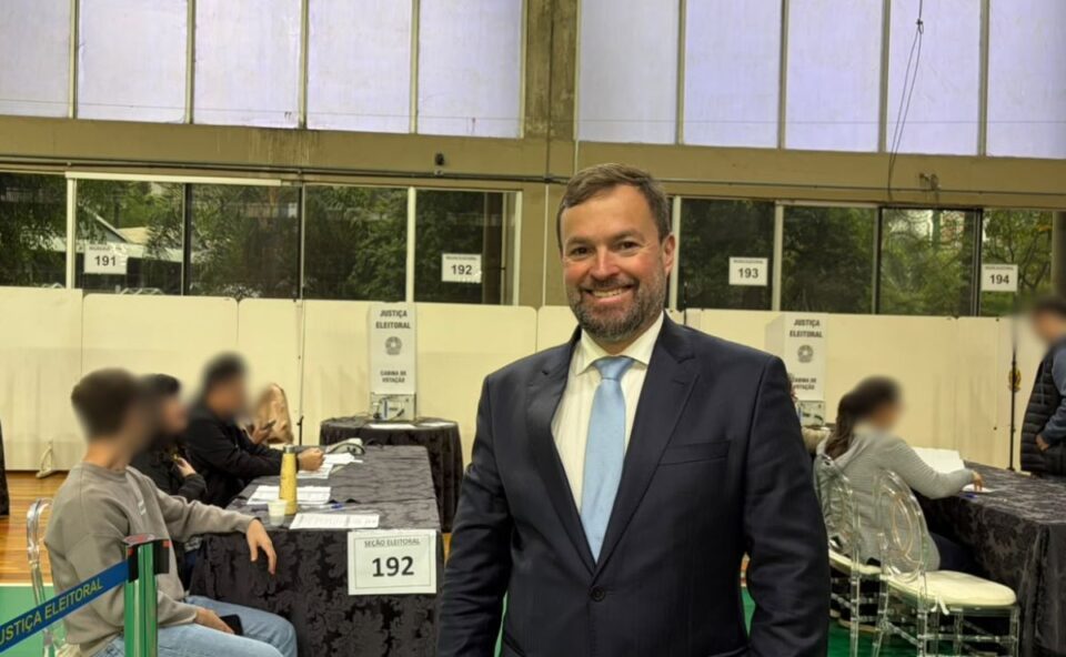 Presidente do TRE-PR vota em Curitiba, destaca poucas ocorrências e faz balanço das eleições no Paraná