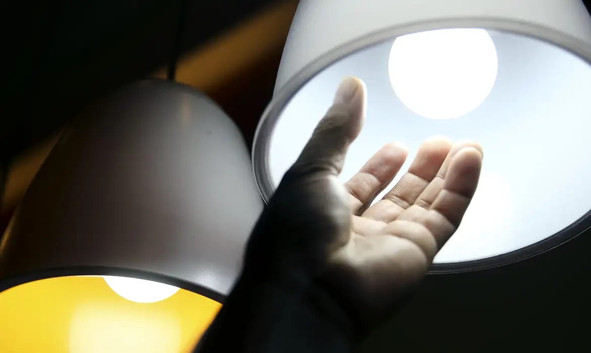 Prévia da inflação de outubro é menor, com queda de preços de água e luz