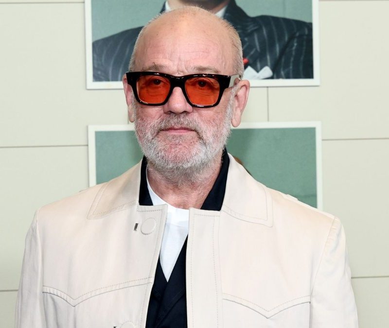 Michael Stipe define data para lançar primeiro álbum solo
