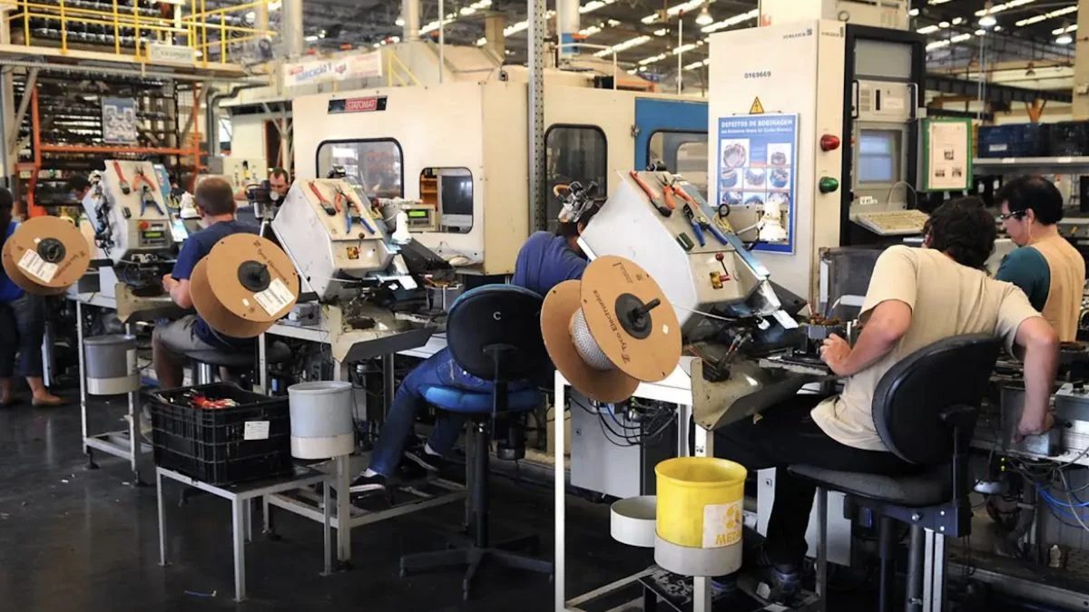 Produção industrial recua 0,6% em agosto frente a julho
