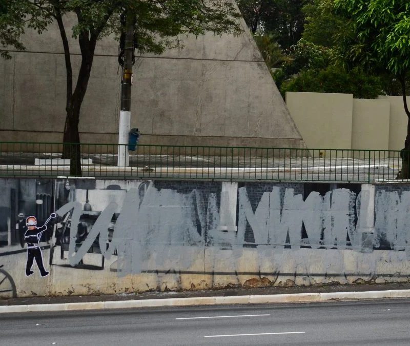 Projeto na Câmara prevê multa de até R$ 100 mil por pichação